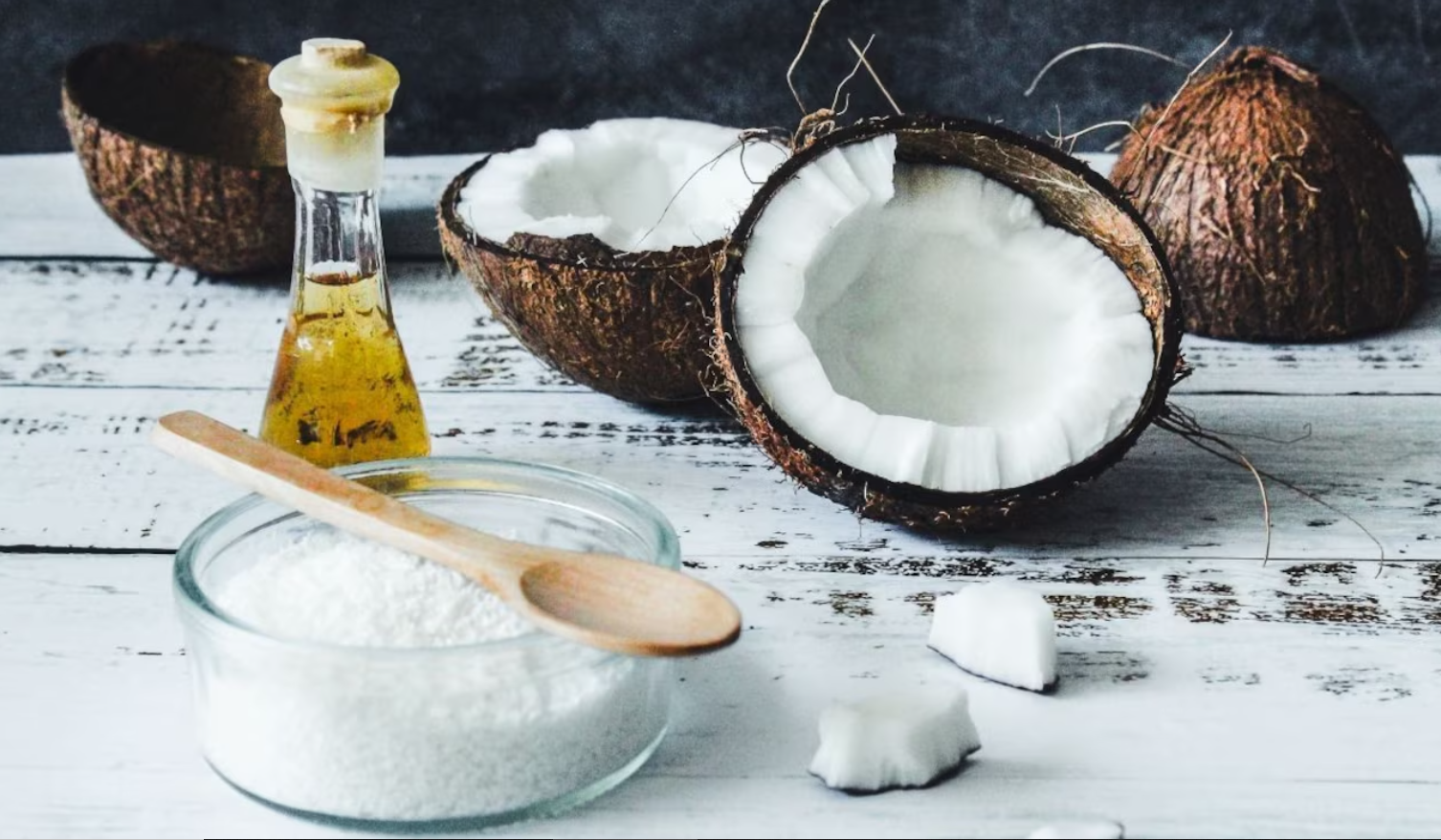 Bí Quyết Dưỡng Tóc Dài Nhanh: 10 Cách Ủ Tóc Bằng Dầu Dừa Tại Nhà